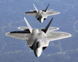 Two_F-22A_Raptor_in_column_flight_-_Noise_reduced-3.jpg