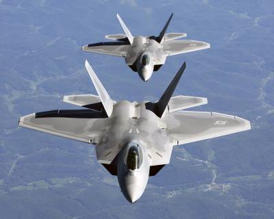 Two_F-22A_Raptor_in_column_flight_-_Noise_reduced.jpg